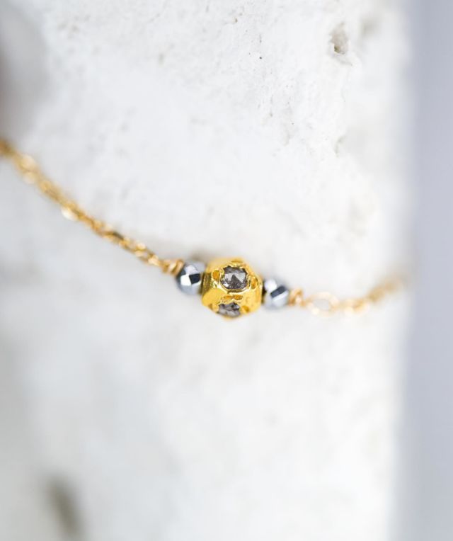 Le collier Éclipse fait parti de notre collection Mini-Joaillerie. Ce bijou est à la frontière du minéral et du solaire et incarne l’esprit de la maison.
Disponible sur notre site internet.
Merci à Joël Maunier pour son travail photographique. @studio.mnr

#diamantpolki #diamantbrut #minijoaillerie #bijouxcreateur #jewelryaddict #jewellery