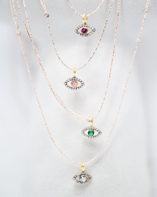 Collection Mini-Joaillerie. 
Les colliers Sun In Your Eyes existent en plusieurs couleurs. Médaille en argent sertie de diamants Polki.
Disponibles sur cordon mordoré ou sur chaîne en plaqué-or.
Merci à Joël Maunier pour son travail photographique.
@studio.mnr

#diamantpolki #diamantbrut #minijoaillerie #bijouxcreateur #jewelryaddict #jewellery