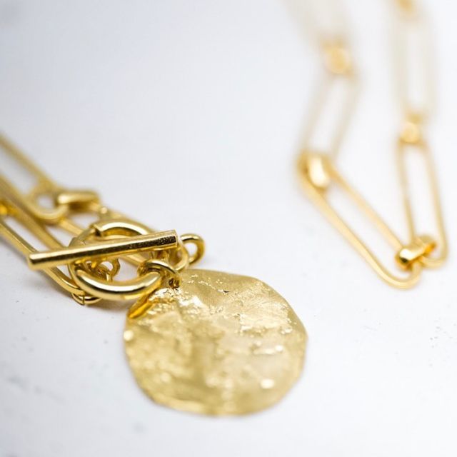 Collier Luce.
Ce collier est une invitation au voyage, une chasse aux trésors au fond de la mer Egée.
Il se compose d’une chaîne rectangulaire ornée d’une médaille martelée et brossée à la main dans nos ateliers.
Cette médaille évoque les pièces de monnaie ancienne et symbolise la prospérité où la bonne fortune.

Merci à Joël Maunier pour son travail photographique !
@studio.mnr 

#maisonboehm #jewerlyaddict #bijouxcreateur #necklace #jewelry #jewellerylover