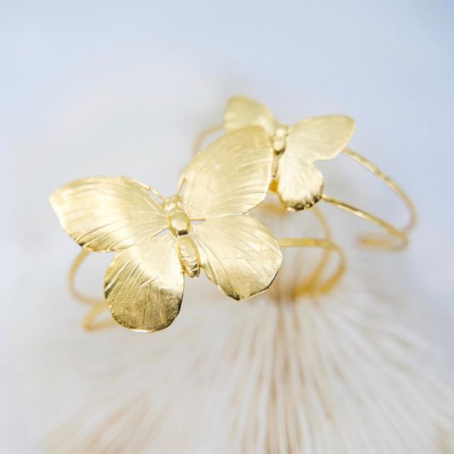 Bracelets Flying Sun.
Le bracelet Flying Sun est une hymne à la joie. 
Il est entièrement conçu dans nos ateliers en France.

Merci à Joël Maunier pour son travail photographique !
@studio.mnr

#maisonboehm #jewelryaddict #summercollection #handmadewithlove #frenchdesigner #bangles #bijouxcreateur