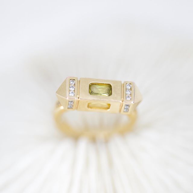 Bague Mantra n*1.
Notre collection Réminiscence s’inspire des divinités de l’antiquité et vous propose un voyage au cœur de civilisations oubliées.
Cette bague est en plaque or 3 microns et composée de Zirconium.

Merci à Joël Maunier pour son travail photographique !
@studio.mnr 

#maisonboehm #handmadewithlove #jewelryaddict #ring #jewellerylover #finejewellery #madeinfrance