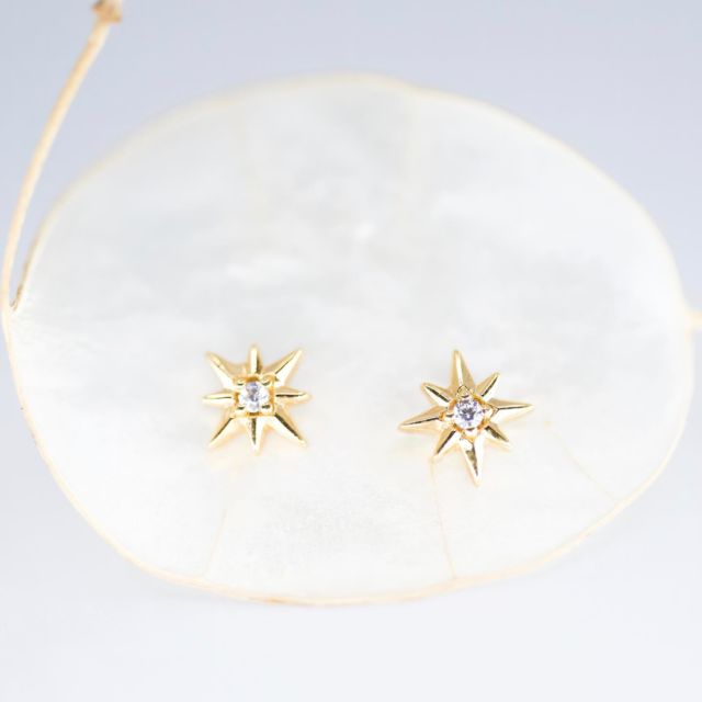 Boucles d’oreilles Little Twin Star.
Ces boucles d’oreilles font parties de notre collection constellation.
Cette collection incarne le bonheur, symbole emblématique de la maison.
Elle est synonyme d’une heureuse disposition du ciel.
Les boucles d’oreilles sont en plaqué or 3 microns et composées de Zirconium.

Merci à Joël Maunier pour son travail photographique !
@studio.mnr

#maisonboehm #earrings #bijouxaddict #jewellerylover #summercollection #bijoux