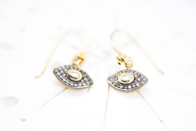 Boucles d’oreilles Eyes.
Les boucles d’oreilles Eyes font parties de notre collection Mini-Joaillerie.
L’œil est l’utilisé dans diverses civilisations comme symbole pour représenter la protection.
Ces boucles d’oreilles sont en argent poinçonnées et montées de diamants bruts. Puis dorées à l’or fin 24 carats.

Merci à Joël Maunier pour son travail photographique !
@studio.mnr

#maisonboehm #minijoaillerie #protection #handmadewithlove #jewlerydesign #bijoux #bijouxcreateur