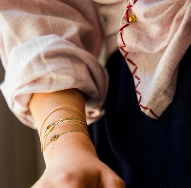 Composition du jour.
- Bracelet cordon Eternity
- Bracelet cordon Ruby Eyes
- Jonc en Gold-Filled Sillage n*1
- Jonc en Gold-Filled Sillage n*2

Merci à Joël Maunier pour son travail photographique !
@studio.mnr

#maisonboehm #minijoaillerie #diamantpolki #finejewellery #bangles #summercollection #bijouxcreateur