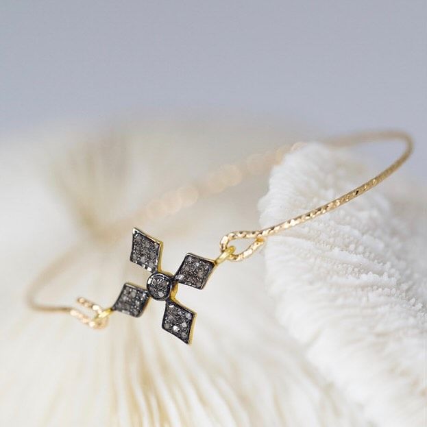 Bracelet Jonc Spirit.
Le Jonc Spirit fait parti de notre collection Mini-Joaillerie.
La Croix est un symbole de protection.
Ce Jonc en Gold-Filled est monté d’une médaille en argent, sertie de diamants Polki.

Merci à Joël Maunier pour son travail photographique !
@studio.mnr

#maisonboehm #diamantpolki #minijoaillerie #bangles #frenchdesigner #handmadewithlove #finejewellery #bijouxaddict #madeinfrance